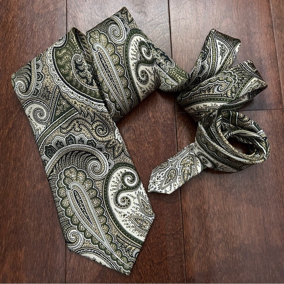 Brooks Brothers Green and Cream Paisley Tie - Picture 3 of 11
